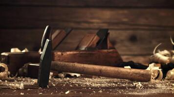 une marteau chutes sur une table avec en bois sciure. sur une en bois Contexte. filmé est lent mouvement 1000 cadres par deuxième. video