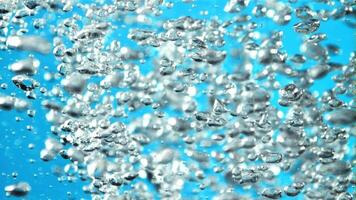 lucht bubbels onder water. Aan een blauw achtergrond. gefilmd is langzaam beweging 1000 fps. hoog kwaliteit full HD beeldmateriaal video