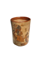 en retard classique un d 600 à 900 cylindrique polychrome pots avec complexe anthropomorphe, géométrique, et glyphe peint décoration. polychrome poterie a été un élaborer, Avancée art forme de le Maya. png