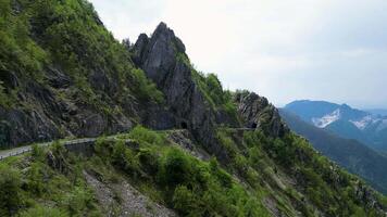 montagna picchi con strada e tunnel video