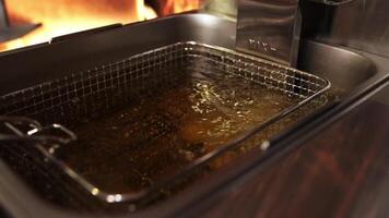 varm olja kokar i en metall djup fritös video