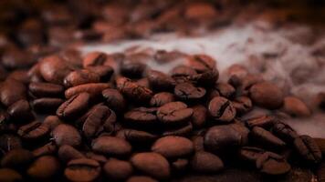dichtbij omhoog van zaden van koffie. geurig koffie bonen zijn geroosterd rook komt van koffie bonen. concept van vers gebakken koffie korrel, lekker, aroma video