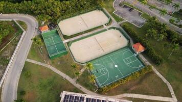 Antenne Aussicht von Sport Gerichte. Basketball und Tennis. Spieler sind spielen ein groß Tennis. Bereich von Geheimnisse königlich Strand punta cana Hotel. video