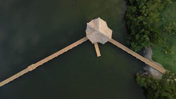 Antenne oben Aussicht von Geheimnisse königlich Strand punta cana Hotel landschaftlich gestaltet Gründe, Komplett mit ein See, ein Brücke, Formen ein malerisch tropisch Einstellung. Zoomen aus. Raum zum Text video