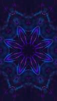 verticaal - digitaal mandala gestileerd abstract achtergrond met gloeiend neon roze en blauw energie licht balken. deze caleidoscopisch spiritualisme achtergrond is vol hd en een naadloos lus. video