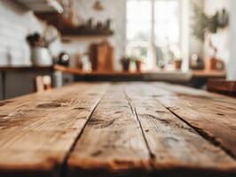 rústico de madera mesa con borroso cocina fondo foto