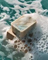 flotante exfoliante jabón bar en el mar foto