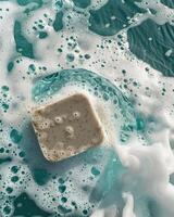 flotante exfoliante jabón bar en el mar foto