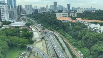 aereo Visualizza di Kuala Lumpur città nel Malaysia con occupato traffico video