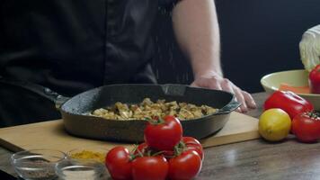 schließen oben von frisch Schweinefleisch ist bestreut mit Pfefferkörner, Gewürze und Gewürze auf Hintergrund von Zwiebel, Knoblauch und Grüns. Essen Konzept, Kochen Fleisch, Lende, Karbonat. schließen hoch. schleppend Bewegung. video