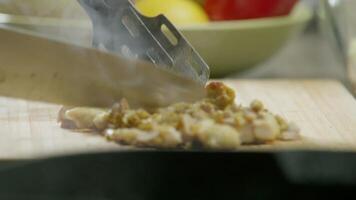 köstlich Hähnchen Fleisch im Nahansicht auf das Tafel. Kochen gesund lehnen Fleisch mit niedrig Cholesterin Inhalt. das Koch schneidet das Fleisch. schließen hoch. schleppend Bewegung. video