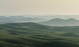 paisaje con niebla terminado el verde colinas foto