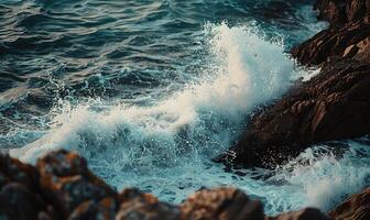 de cerca de olas estrellarse en contra rocas a lo largo el orilla foto