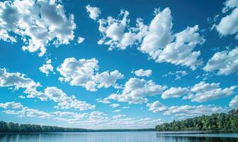 mullido blanco nubes a la deriva perezosamente a través de un brillante azul cielo foto