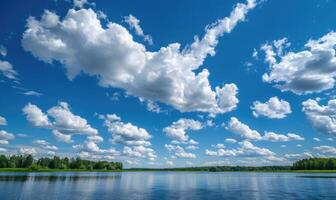 mullido blanco nubes a la deriva perezosamente a través de un brillante azul cielo foto