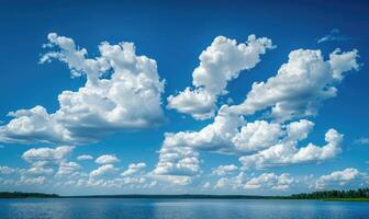 mullido blanco nubes a la deriva perezosamente a través de un brillante azul cielo foto