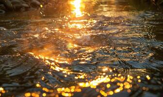 luz de sol bailando en el superficie de un balbuceo primavera río foto