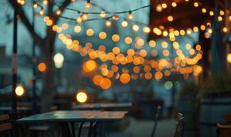 suave bokeh luces creando un romántico ambiente en un íntimo al aire libre ajuste foto