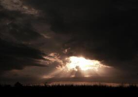 espectacular puesta de sol encima, naranja Dom creciente arriba terminado el horizonte foto