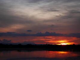 espectacular puesta de sol encima, naranja Dom creciente arriba terminado el horizonte foto