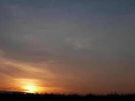 naranja a atardecer, hermosa con nubes foto