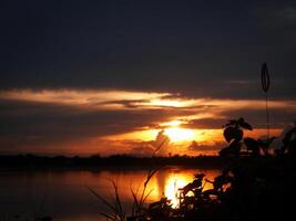 naranja a atardecer, hermosa con nubes foto