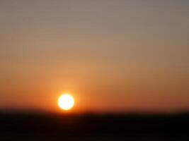 espectacular puesta de sol encima, naranja Dom creciente arriba terminado el horizonte foto