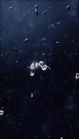 Geavanceerd ruimte station onderzoekt een kosmisch de nevel van interstellair er toe doen, verticaal video