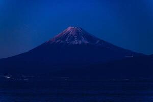 un puesta de sol de Monte Fuji cerca suruga costa en shizuoka foto