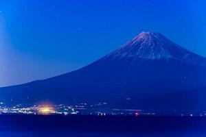 un puesta de sol de Monte Fuji cerca suruga costa en shizuoka foto