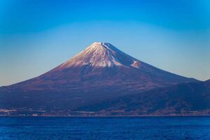 un puesta de sol de Monte Fuji cerca suruga costa en shizuoka foto