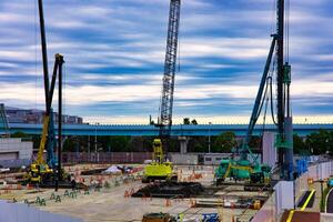 grúas a el debajo construcción cerca el ferrocarril foto