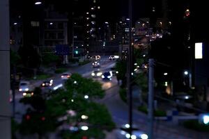 un noche miniatura tráfico mermelada a yámate avenida en tokio foto