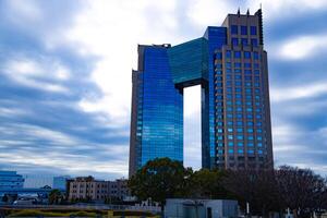 un nube reflejando un impresionante edificio nublado amplio Disparo foto