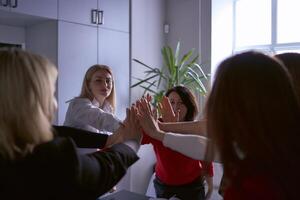 equipo miembros en el oficina felicitar cada otro en un bueno trabajo y el terminación de el proyecto foto