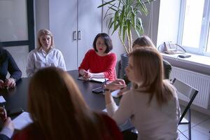 trabajo en equipo en oficina reunión foto