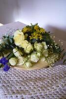 el flores mentira en el floristería de madera estar en el mesa Hasta que ellos son hecho dentro un flor arreglo foto