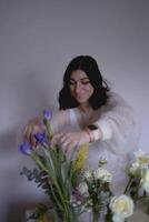hembra florista hacer decoraciones y floral preparativos para Pascua de Resurrección foto