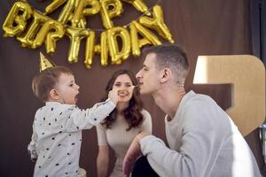 emocional mamá relojes como su niñito alimenta papá cumpleaños pastel foto