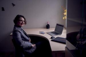 mujer con ordenador portátil trabajo en oficina foto