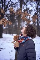 mujer jugar con nieve en bosque foto