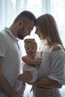 adorable padres con su pequeño bebé foto