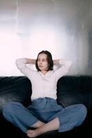 joven Adolescente niña luchando cerebro cáncer a foto disparar en estudio, metal muro, reflexión, negro sofá