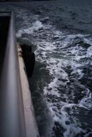 olas chapoteo terminado el lado de el barco, espuma foto
