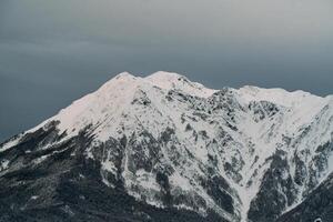 Sochi montaña picos espectacular brumoso ver con hermosa Encendiendo foto