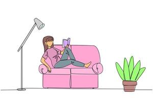 soltero uno línea dibujo mujer sentado estirado fuera en el sofá leyendo un libro. De Verdad me gusta el contenido de el libro leyendo en cada página. muy impresionante. continuo línea diseño gráfico ilustración vector