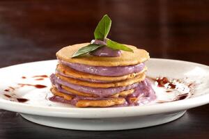 panqueques con uva jalea crema en plato foto