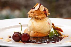 almendra Profiteroles con crema hielo crema y fresa mermelada foto