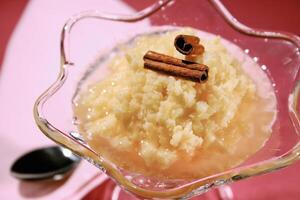 Ambrosía, delicioso postre con leche, azúcar y huevos foto