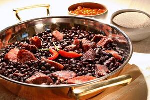 feijoada, clásico brasileño plato con embutido, paio, carne de res, Cerdo y negro frijoles foto